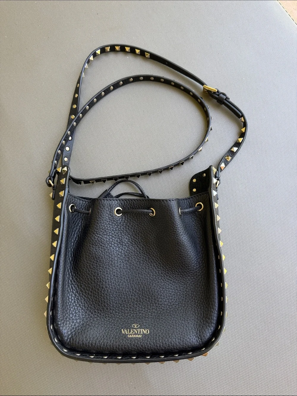 Valentino Garavani Black Leather Rockstud Drawstring Crossbody - Picture 4 of 8